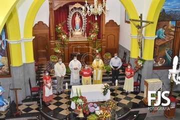 Repique de campanas, misa de romeros y ofrenda a la Virgen de las Nieves/TA y Francisco Javier Santana.